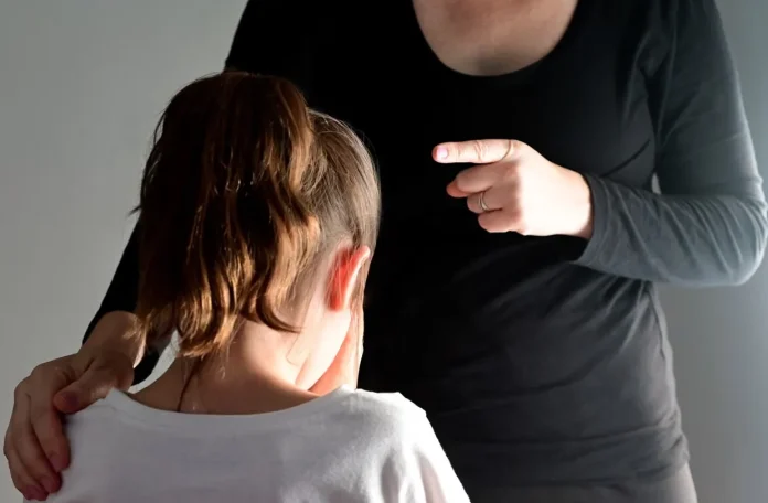 Studimi: T’u bërtasësh fëmijëve lë pasoja po aq të rënda sa dhuna fizike